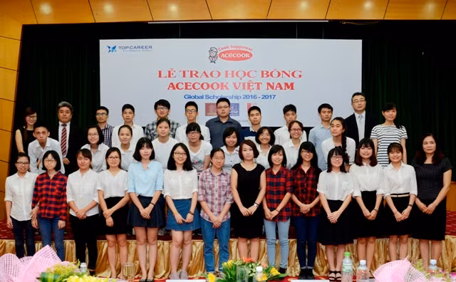 30 bạn sinh viên được nhận học bổng.