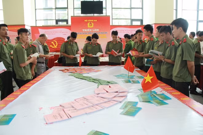 Đông đảo tuổi trẻ CAND tham dự triển lãm.