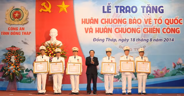 Bí thư Tỉnh ủy Lê Minh Hoan trao Huân chương bảo vệ Tổ quốc cho các cá nhân Công an tỉnh Đồng Tháp.