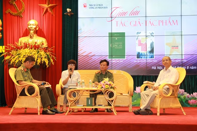 Nhà thơ Bình Nguyên Trang, Phó trưởng Ban chuyên đề CSTC, Báo CAND trả lời các câu hỏi của bạn đọc trong buổi giao lưu.