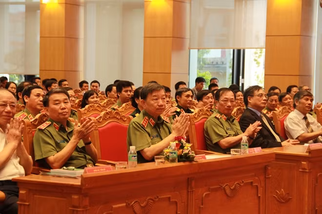 Bộ trưởng Tô Lâm cùng các đại biểu.