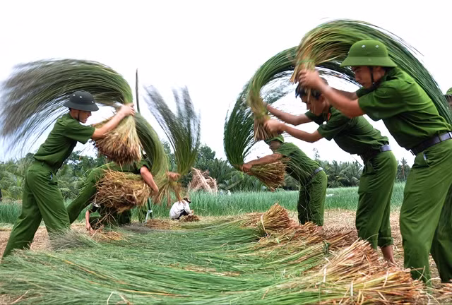 Tác phẩm dự thi mang tên “Giúp dân”.