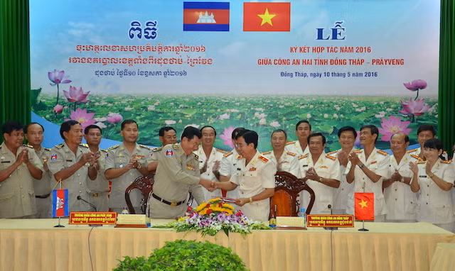 Công an Đồng Tháp (Việt Nam) – Công an Prayveng (Campuhia) ký kết đảm bảo an ninh trật tự vùng giáp ranh giữa 2 tỉnh năm 2016.