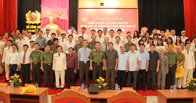 Bộ trưởng Tô Lâm cùng các đại biểu dự buổi lễ.