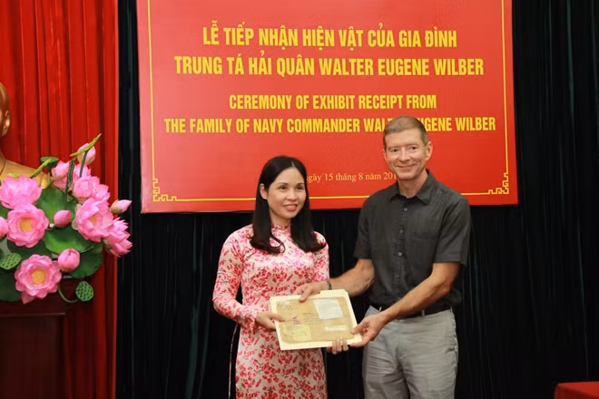 Phần bao thư ông Thomas tự làm và gửi sang Việt Nam cho cha.