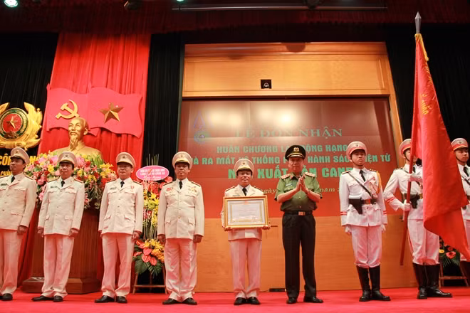 Thừa ủy quyền của Chủ tịch nước, Bộ trưởng Tô Lâm đã trao quyết định Huân chương Lao động hạng Ba cho NXB CAND.