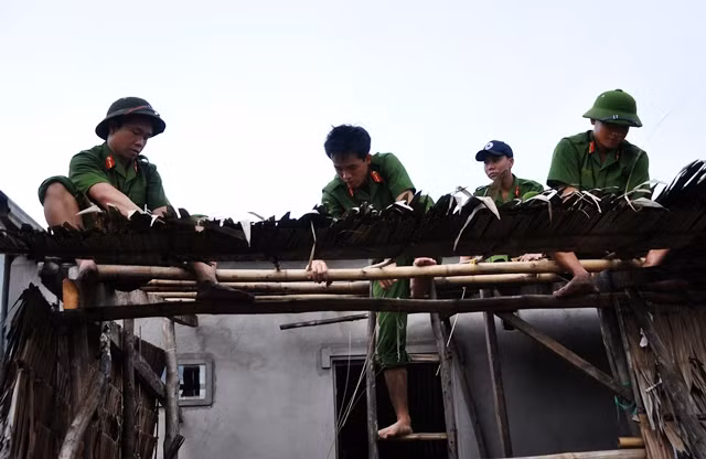 Tác phẩm dự thi mang tên “Lợp nhà giúp dân”.