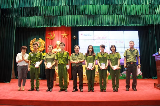 Nhà văn Nguyễn Hồng Thái và nhà thơ Bình Nguyên Trang tặng sách cho các bạn học viên.