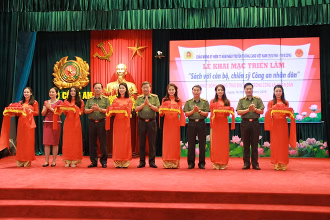 Bộ trưởng Tô Lâm cùng các đại biểu cắt băng khai mạc triển lãm.