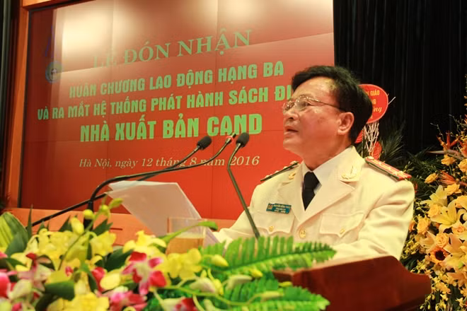 Đại tá, nhà văn Nguyễn Hồng Thái, Giám đốc, Tổng biên tập NXB CAND phát biểu tại buổi lễ.