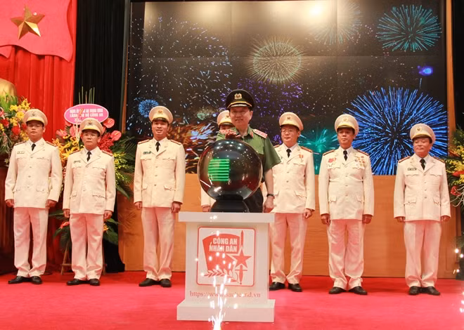 Bộ trưởng Tô Lâm nhấn nút khai trương Hệ thống sách Điện tử NXB CAND.