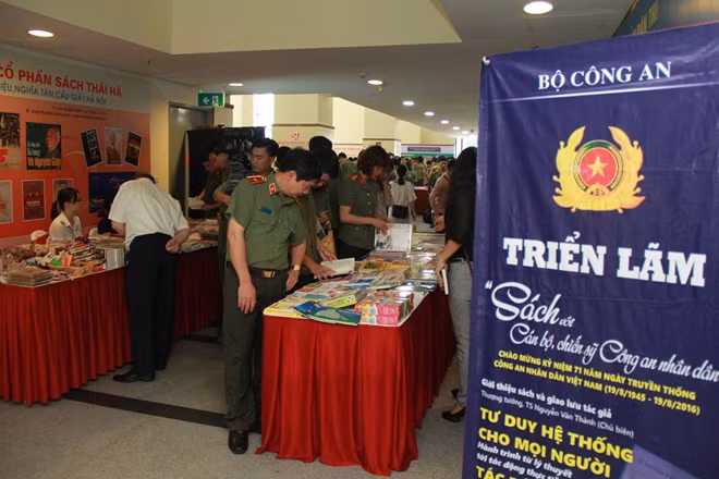 Triển lãm thu hút đông đảo sự tham gia của CBCS trong CAND.