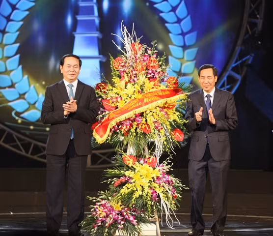 Chủ tịch nước Trần Đại Quang tặng hoa chúc mừng đội ngũ những người làm báo cả nước.