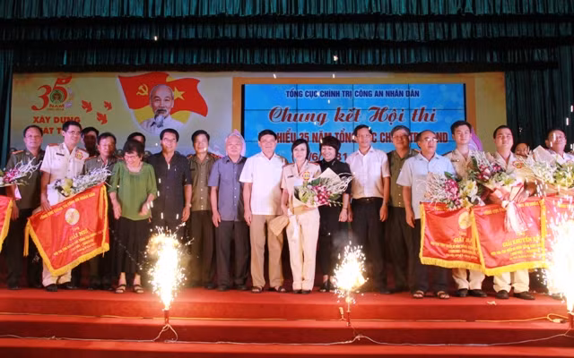 Các đại biểu chụp ảnh lưu niệm.