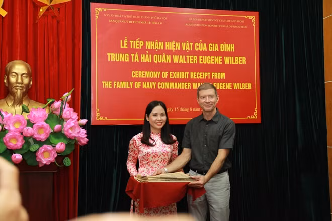 Tập báo mà báo chí phương Tây viết về ông cố Trung tá phi công Hải quân Mỹ Walter Eugence Wilber sau khi ông được trao trả về Mỹ.