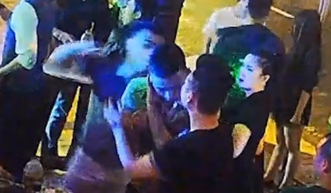 (Ảnh cắt từ clip) phóng viên Hứa Vĩnh Nhân của báo Giao Thông bị một nhóm người tại quán bar hành hung Bar Lost and Found