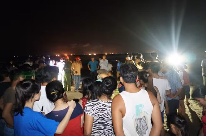 Một trong 3 em học sinh bị đuối nước tại bãi tắm Mỹ Khê, xã Tịnh Khê được tìm thấy tối 7.8.