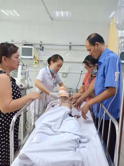 Nam sinh lớp 1 ngã từ tầng 2 xuống đất trong lúc chơi tại trường