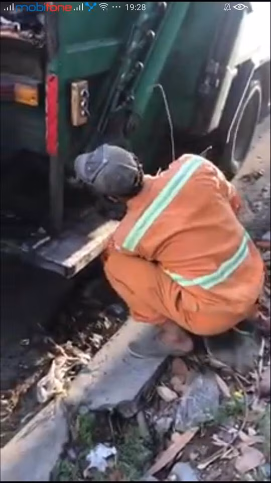 (ảnh cắt từ clip): Công nhân của Công ty Môi trường đô thị Đà Nẵng đã xả xả nước rỉ rác xuống cống chảy trực tiếp ra biển du lịch khiến người dân và du khách bất bình.