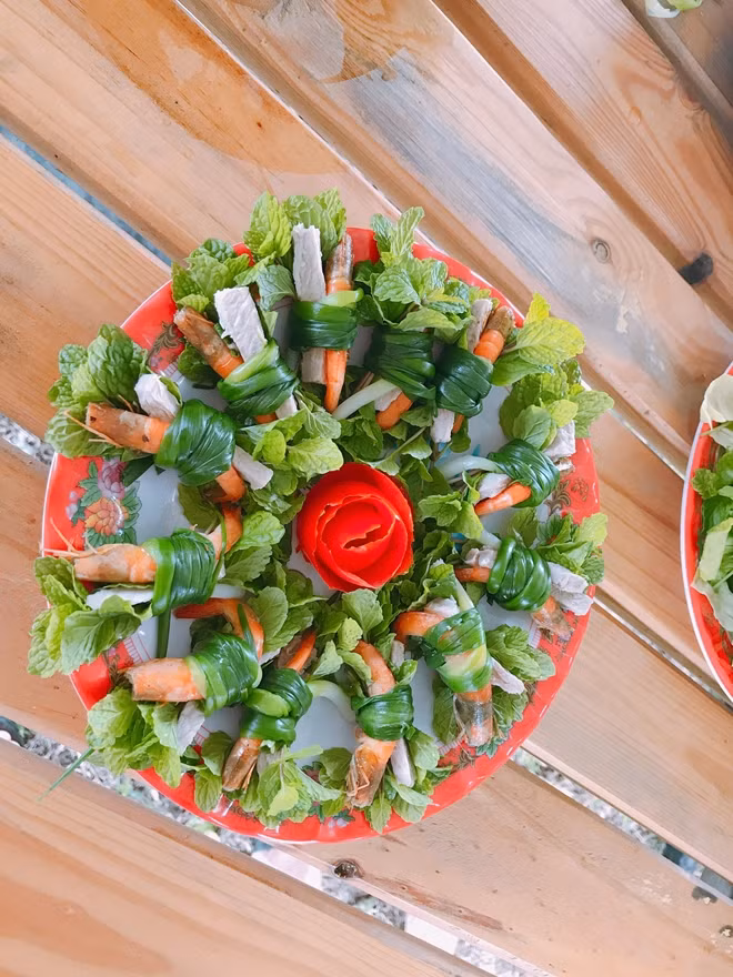 Lễ hội Cầu Bông ở làng rau Trà Quế còn có một phần rất đặc biệt dành cho du khách thập phương đó là cùng tham gia chế biến và làm món Tôm Hữu, món ẩm thực đặc trưng, riêng của làng rau Trà Quế. Món ẩm thực này chuyên dùng trong các lễ cúng, hội hè và đãi khách.
