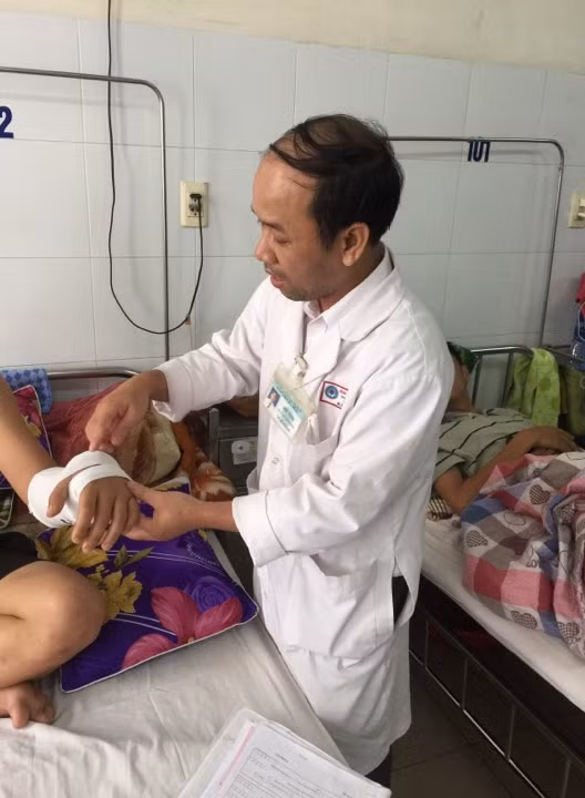 Bệnh nhân Bệnh nhân Trần.Văn T. đã được ghép nối thành công cánh tay bị chém đứt lìa. Hiện có phản xạ để tiến đến tập phục hồi chức năng.