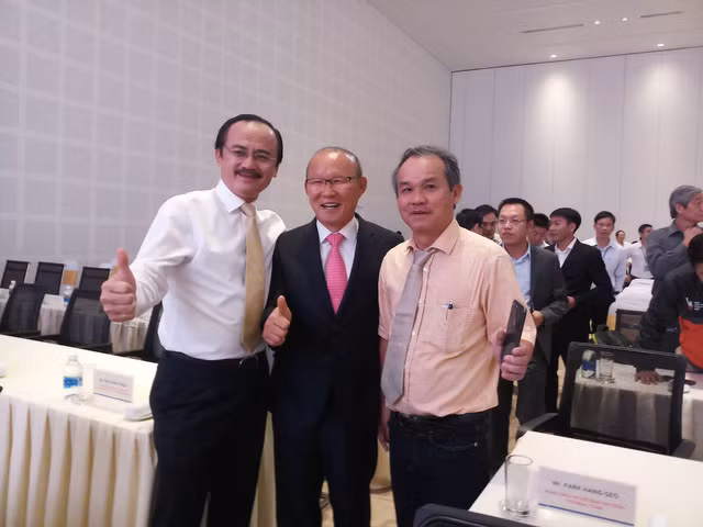 Cũng sáng nay 16-12, HLV Park Hang Seo đã có cuộc hội ngộ đặc biệt cùng bầu Đức và bầu Thắng tại sự kiện 15 năm công bố điều chỉnh quy hoạch Khu kinh tế mở Chu Lai và kỷ niệm 15 năm Thaco - Chu Lai. (Ảnh: Tuấn Vũ)