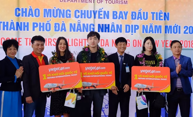 Trong ngày đầu năm mới, Đà Nẵng đã đón hơn 2000 du khách quốc tế tấp nập xông đất bằng cả đường hàng không và đường thủy.