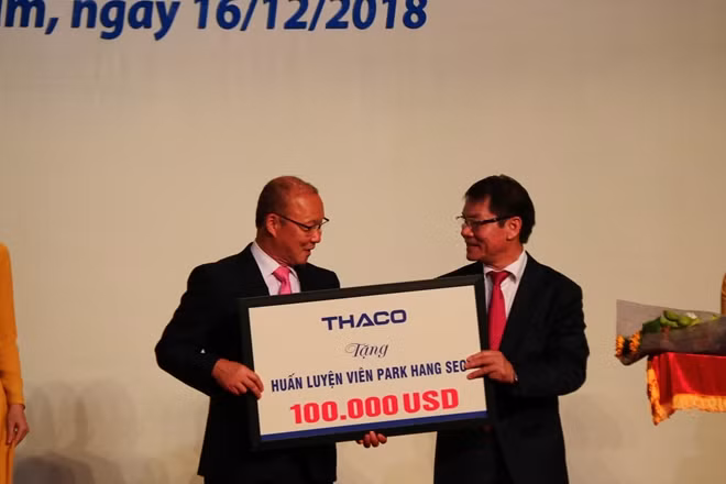 HLV Park Hang Seo trao tặng lại cho quỹ phát triển tài năng bóng đá và người nghèo tại Việt Nam toàn bộ số tiền 100.000 USD vừa được Thaco Trường Hải trao thưởng nóng sáng ngày 16-12.
