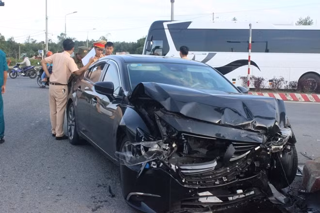 Lực lượng CSGT Công an TP. Đà Nẵng đang khám nghiệm hiện trường, điều tiết giao thông. Đồng thời đang trích xuất camera làm rõ nguyên nhân vụ việc.