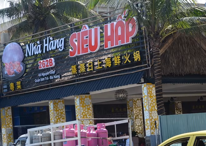 Nhà hàng S.H bị đoàn du khách tố “chặt chém” bằng phiếu thanh toán tiếng Trung Quốc cho một bữa ăn hải sản ngày du xuân đầu năm.