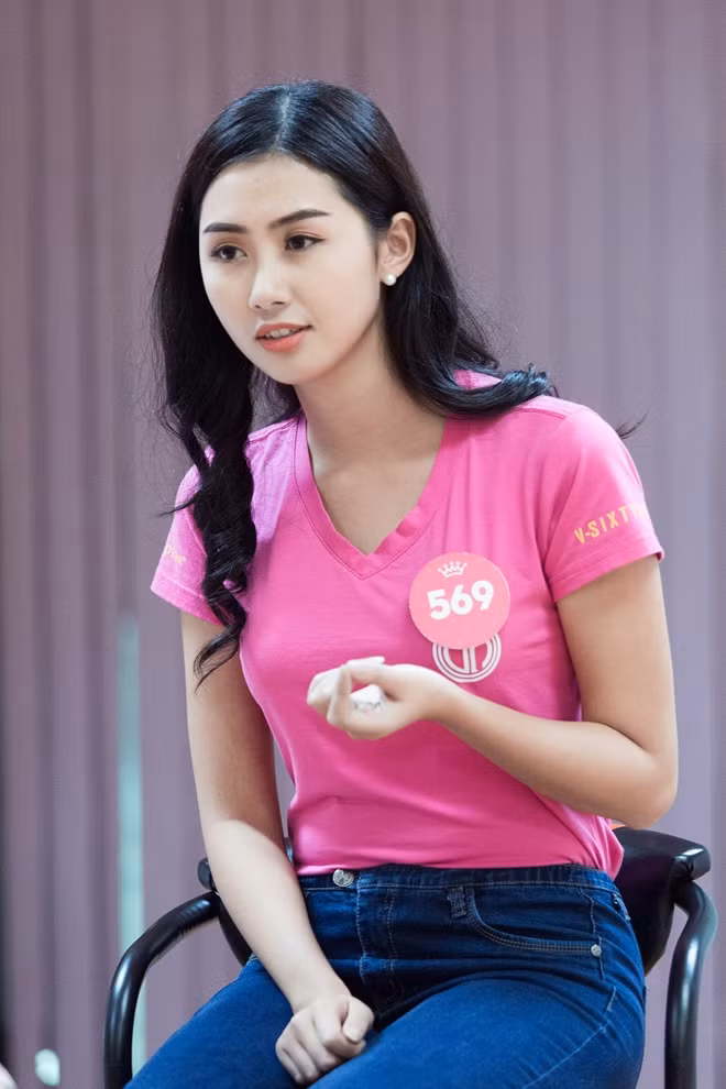 Các thí sinh HHVN 2018 không chỉ tự tin giao tiếp bằng tiếng Anh mà còn gây bất ngờ cho BGK bằng những bài hát tiếng Anh nổi tiếng thế giới.
