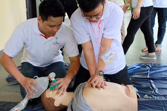 Các du khách nước ngoài, HDV du lịch được đào tạo kỹ năng chăm sóc nạn nhân, các biện pháp sơ cấp cứu ban đầu tại chương trình “Intensive Life Support and First Aid Training 2018” .