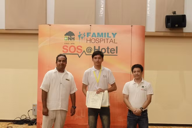 Học viên người nước ngoài, HDV du lịch được trao chứng chỉ sau khi tham gia khóa học miễn phí về kỹ năng sơ cấp cứu, cứu hộ của Hiệp hội du lịch và bệnh viện Đa khoa Gia Đình tại Đà Nẵng.