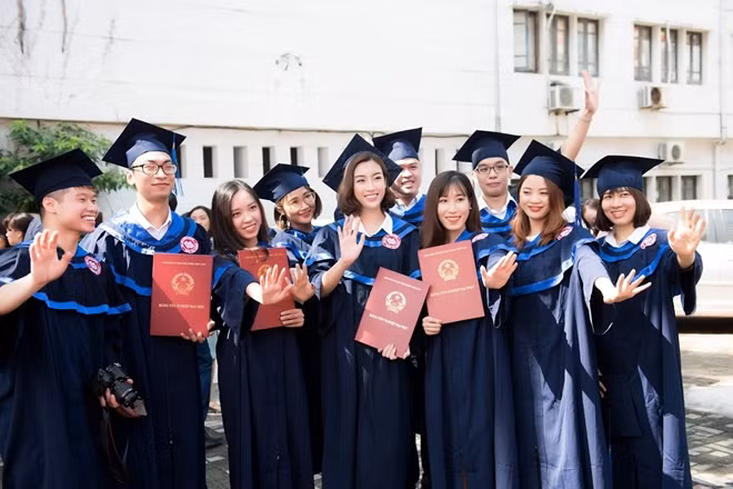 Đỗ Mỹ Linh rạng rỡ cùng bạn bè nhận bằng tốt nghiệp Đại học Ngoại Thương.