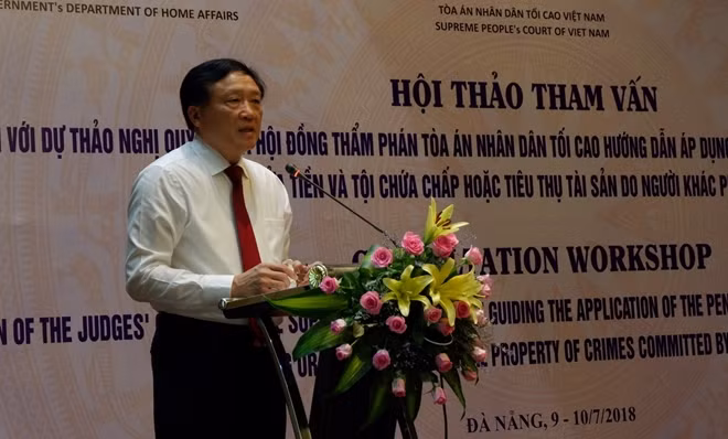 Ông Nguyễn Hoà Bình, Bí thư Trung ương Đảng, Chánh án Toà án nhân dân tối cao phát biểu tại hội nghị.