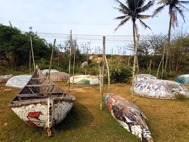 (ảnh CB): Những hình ảnh “nát tươm” của tranh bích họa trên thuyền thúng gây phản cảm cho du khách khi đến tham quan tại làng Bích họa –Tam Thanh. (ảnh CB): Những hình ảnh “nát tươm” của tranh bích họa trên thuyền thúng gây phản cảm cho du khách khi đến tham quan tại làng Bích họa –Tam Thanh.