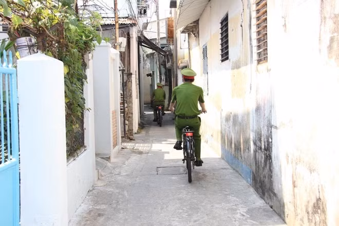 CSKV khu vực phố cổ đi xe đạp xuống địa bàn để giao dồi ngoại ngữ là nét độc đáo riêng chỉ có ở phố cổ Hội An.