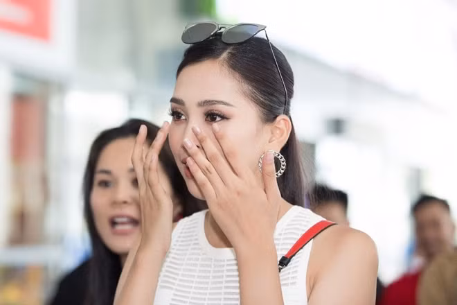 Những giây phút vỡ òa cảm xúc của Hoa hậu Tiểu Vy bên vòng tay của gia đình, bạn bè và bà con lối xóm ở quê nhà Hội An.