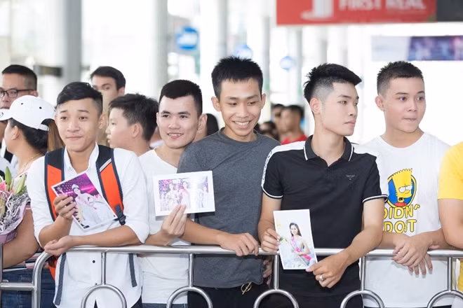 Rất đông người hâm mộ, gia đình cùng bạn bè ở Đà Nẵng, Quảng Nam đã ra sân bay quốc tế Đà Nẵng đón hoa hậu Việt Nam 2018 – Tiểu Vy.