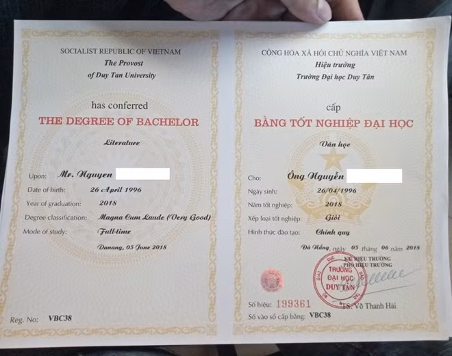 Nhiều sinh viên Duy Tân sau khi tốt nghiệp, nhận bằng mới tá hỏa được biết trường đã tuyển sinh vào ngành Văn học – Báo chí nhưng chỉ cấp bằng văn học.