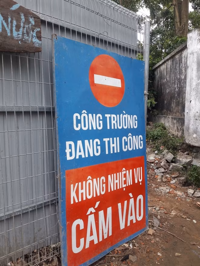 Các rào chắn ở khu vực dự án Lancaster Nam ô của Tập đoàn Trung Thủy. (ảnh chụp sáng 21-3).