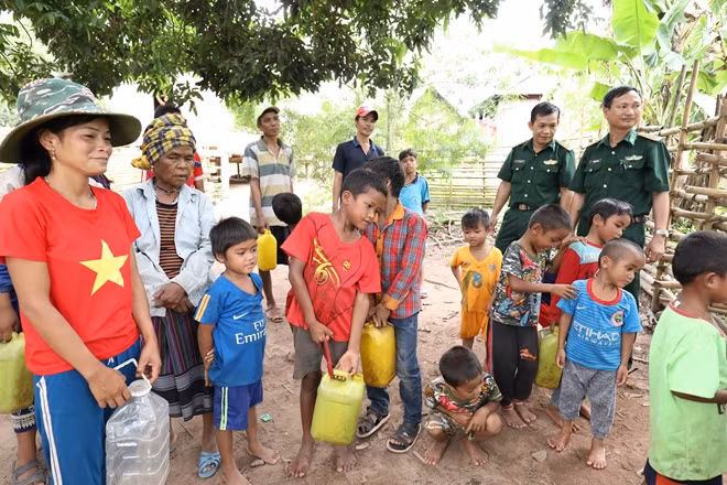 Niềm vui của người dân bản Nịu khi được sử dụng nguồn nước sạch từ dự án “Hành trình của nước”.