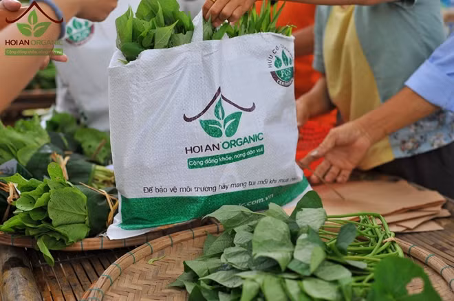 Chợ phiên Hội An đã thu hút sự quan tâm, yêu thích của hàng nghìn người dân và du khách quốc tế đến trải nghiệm và mua sắm nông sản sạch, thân thiện môi trường và nói không với “túi ni long” cùng người nông dân phố cổ…