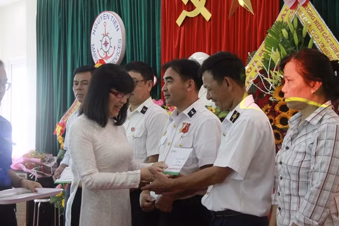 Tại lễ kỷ niệm nhân sự kiện tròn 30 năm ngày diễn ra trận chiến bảo vệ đảo Gạc Ma thuộc quần đảo Trường Sa của Việt Nam, trường Đại học Đông Á đã trao 15 suất quà (trị giá 20 triệu đồng) đến các cựu binh và gia đình thân nhân liệt sĩ Gạc Ma.
