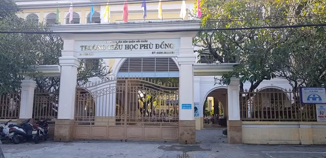 Hiện trường trường tiểu học Phù Đổng xảy vụ việc một học sinh lớp 1 rơi từ tầng 2 của trường xuống đất.
