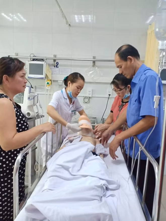 Nam sinh lớp 1 của trường tiểu học Phù Đổng đang được các bác sĩ tích cực cứu chữa sau cú rơi từ tầng hai của trường xuống đất.