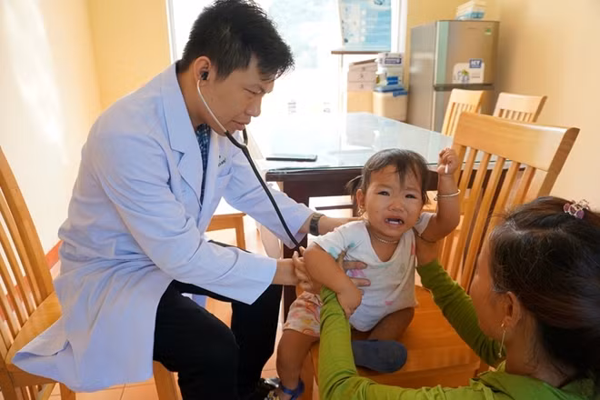 Các bác sĩ BV Hoàn Mỹ Đà Nẵng khám và sàng lọc tim miễn phí cho các trẻ em có hoàn cảnh khó khăn tại các xã miền núi ở Quảng Nam và Quảng Ngãi.