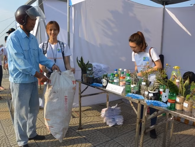 Ngay trong ngày phát động "Chiến dịch" vì một đại dương không nhựa du khách và người dân TP. Đà Nẵng đã thu gom được hàng tấn rác thải, phế liệu giúp môi trường biển Đà Nẵng và bán đảo Sơn Trà được trong sạch.