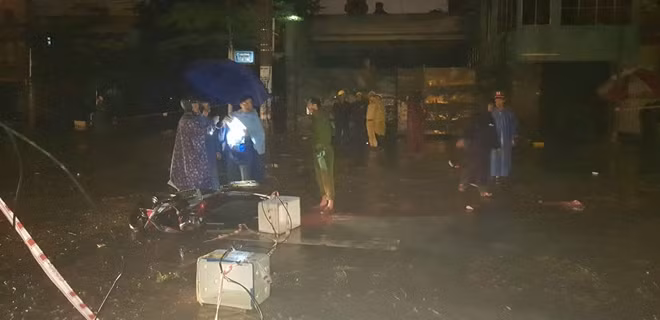 Hiện trường vụ giật điện gây ra cái chết thương tâm cho người đi đường vào đêm 10-12.