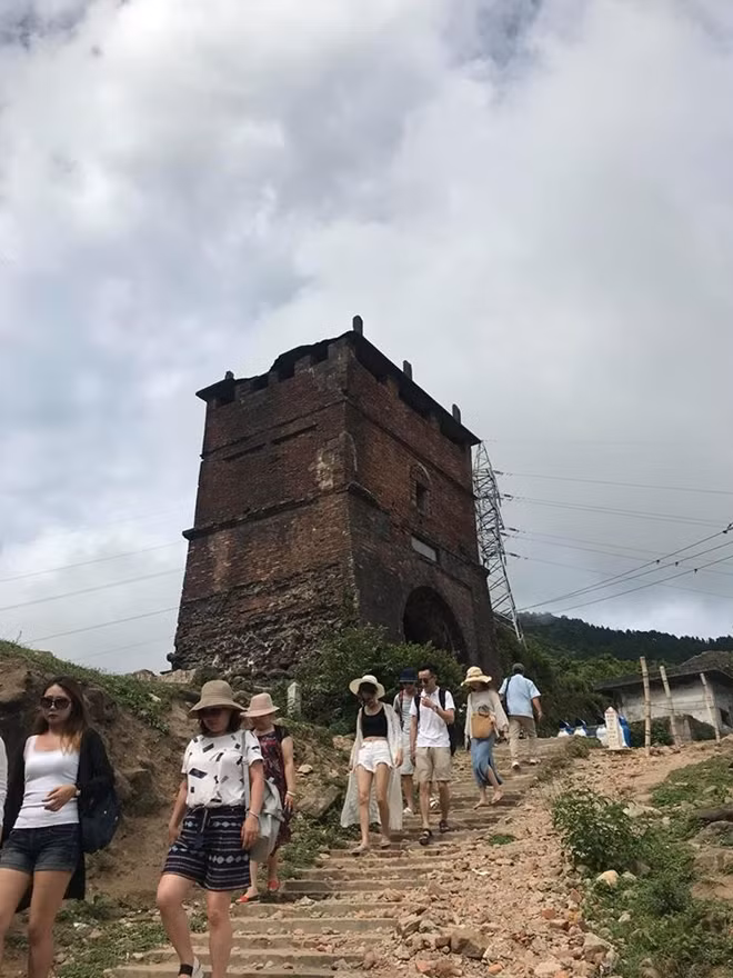 Qua kết quả khai quật, đã làm xuất lộ dấu tích bậc cấp cùng đường thiên lý phía nam cổng Hải Vân Quan...